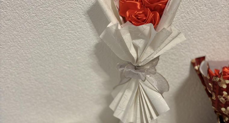 Buketi satenskih ruža